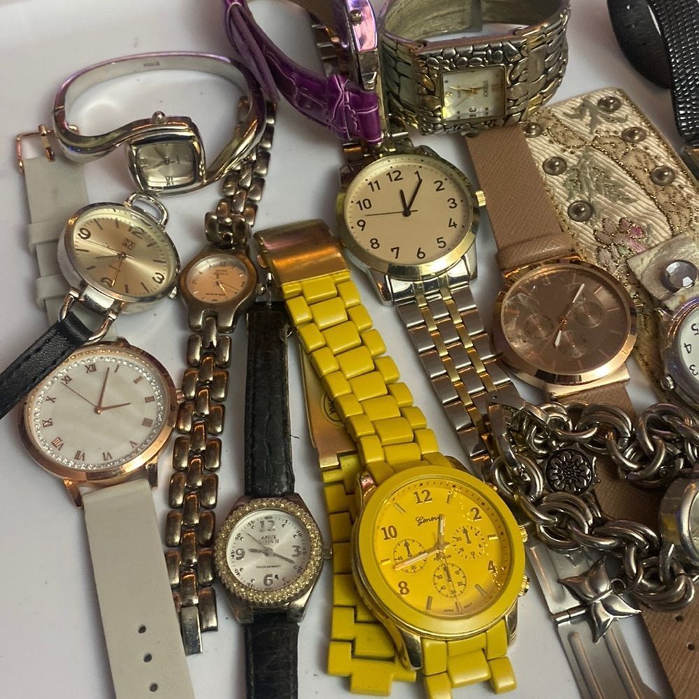 Assorted Watches Used Not Working For Parts Or Pieces lot 151 - Picture 2 of 6
